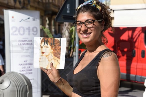 Sanremo: dopo quello di Luigi Tenco ecco un altro ritratto da 'madonnaro', in via Matteotti c'è Mina (Foto)