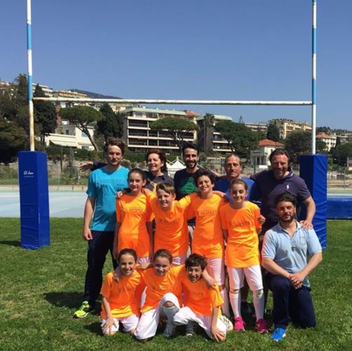 Nella foto la classe vincitrice della fase di Sanremo con i tecnici del Sanremo Rugby e il responsabile del Rugby per il Torneo Ravano Paolo Ricchebono
