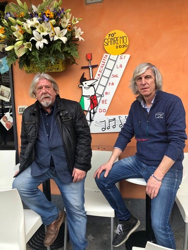 Sanremo: Riverso al Bar La Scaletta lascia un’opera dedicata ai 70 anni del Festival Sanremo: Riverso al Bar La Scaletta lascia un’opera dedicata ai 70 anni del Festival
