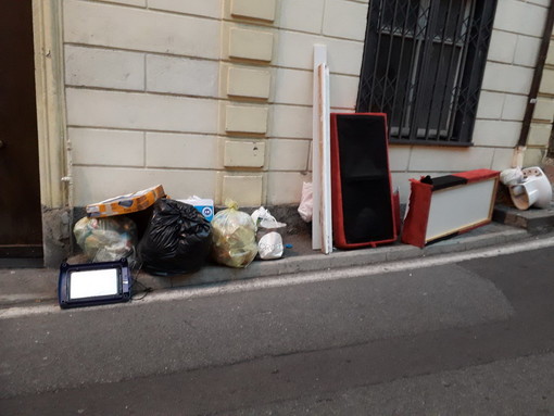 Sanremo: un divano, un water e tanta maleducazione in corso Inglesi, rifiuti ingombranti in strada (Foto)