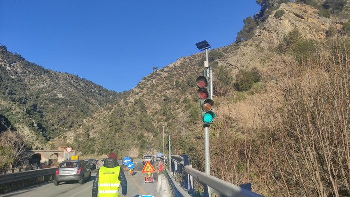 Ventimiglia: attivo ancora di notte il semaforo alle gallerie di Trucco, una lettrice chiede lumi