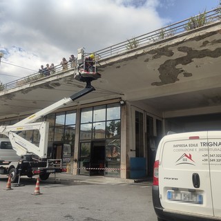 Sanremo, erbacce sul cornicione del solettone di piazza Colombo: al via la rimozione