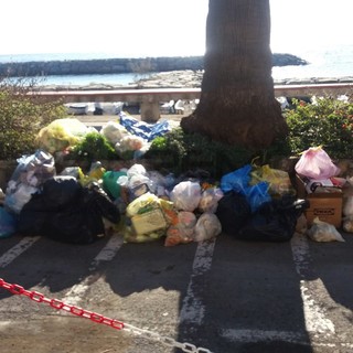 I rifiuti abbandonati sulla passeggiata mare