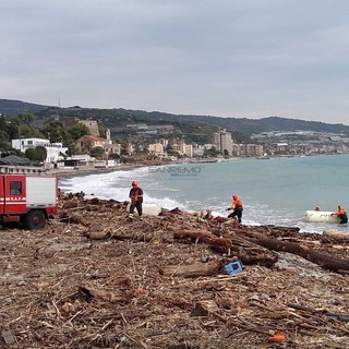 L'intervento in spiaggia a Bussana L'intervento in spiaggia a Bussana