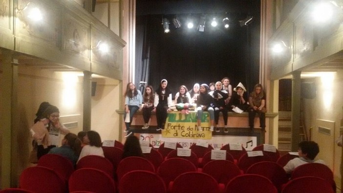 Pieve di Teco: al teatro “Salvini” lo spettacolo di fine anno degli alunni della scuola secondaria di 1° grado (Foto) Pieve di Teco: al teatro “Salvini” lo spettacolo di fine anno degli alunni della scuola secondaria di 1° grado (Foto)