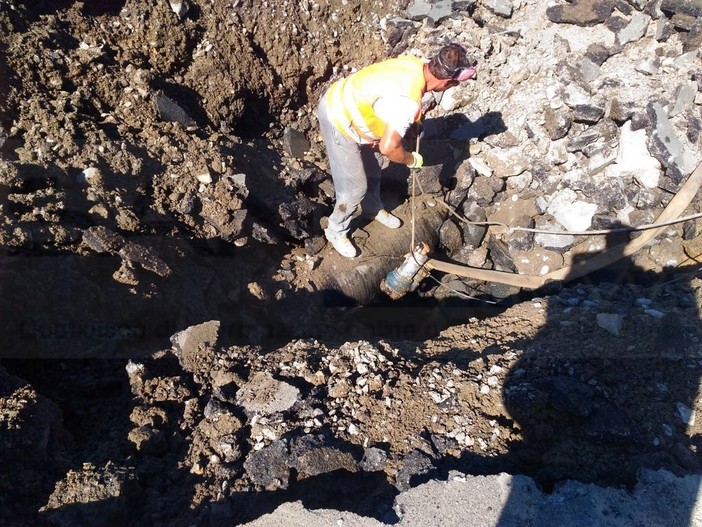 Imperia: rottura alla tubazione del Roya sul piazzale Agnesi, intervento in atto da parte dell'Amat