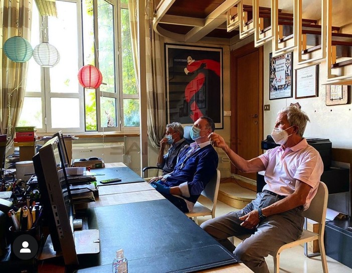 La riunione per la scenografia del festival 2021 (foto dal profilo Instagram di Lucio Presta)