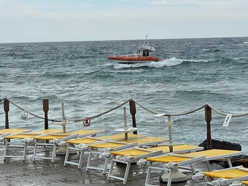 Sanremo: mobilitazione di soccorsi ai Tre Ponti per un surfista disperso, ma era un falso allarme (Foto) Sanremo: mobilitazione di soccorsi ai Tre Ponti per un surfista disperso, ma era un falso allarme (Foto)