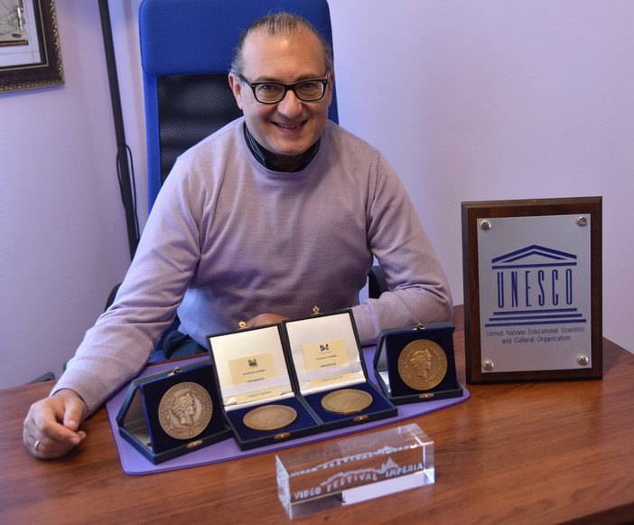 Il direttore artistico Fiorenzo Runco con i riconoscimenti ottenuti dalla rassegna