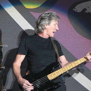 Il "lato oscuro della luna" s'illumina a Sanremo: stasera videomessaggio di Roger Waters