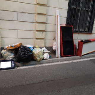 Sanremo: un divano, un water e tanta maleducazione in corso Inglesi, rifiuti ingombranti in strada (Foto)