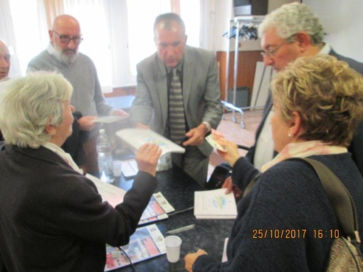 Ventimiglia: presentato ieri al 'Dopolavoro ferroviario' il libro di Roberto Capaccio 'Viaggiando in Riviera'