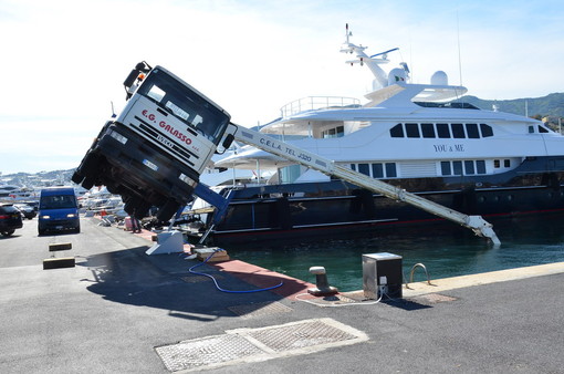 Sanremo: autogru si ribalta mentre esegue alcuni lavori a Portosole, per fortuna non si registrano feriti Sanremo: autogru si ribalta mentre esegue alcuni lavori a Portosole, per fortuna non si registrano feriti