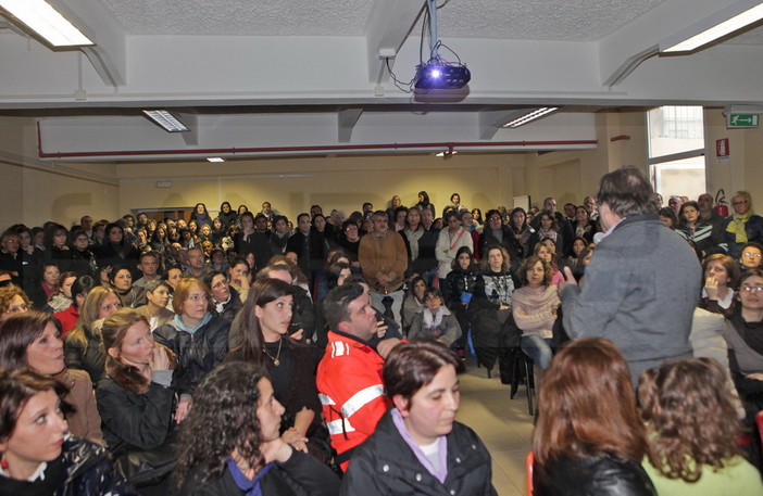 Tubercolosi alle scuole di Vallecrosia: 3 bambini positivi ai raggi trasferiti al Gaslini di Genova. I particolari del vertice tra Asl e genitori Tubercolosi alle scuole di Vallecrosia: 3 bambini positivi ai raggi trasferiti al Gaslini di Genova. I particolari del vertice tra Asl e genitori