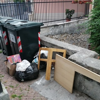 Sanremo: rifiuti ingombranti abbandonati in piazza San Bernardo, lettrice chiede la rimozione (Foto)
