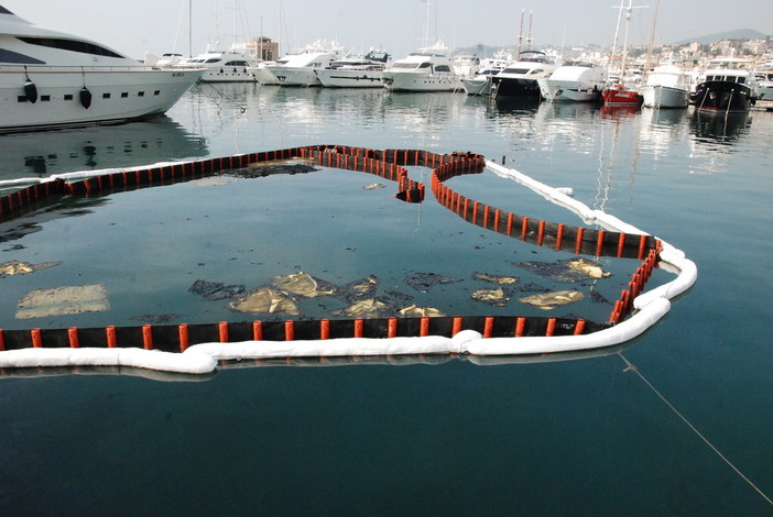 Sanremo: iniziato il lavoro di recupero degli yacht 'Irbis' e 'Manhattan' bruciati il 29 agosto