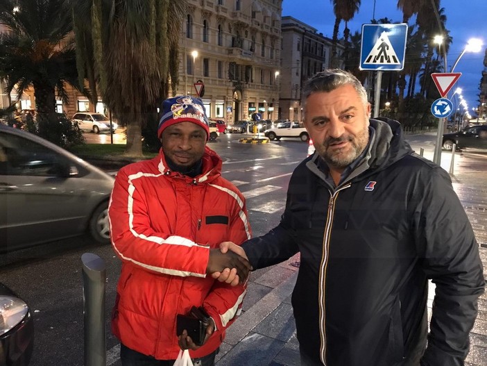 Sanremo: giovane nigeriano trova uno zainetto e chiama subito i Carabinieri per rintracciare il proprietario. Di Baldassare: “Gesto d'altri tempi, lo aiuterò a trovare lavoro” (Foto)