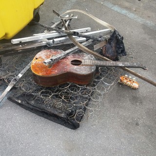 Quanto rimasto dall'incendio di ieri notte