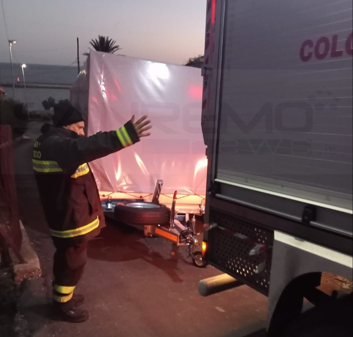 Santo Stefano al Mare: si stacca il rimorchio e finisce contro una cancellata, intervento dei Vigili del Fuoco (Foto) Santo Stefano al Mare: si stacca il rimorchio e finisce contro una cancellata, intervento dei Vigili del Fuoco (Foto)