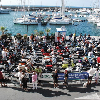 Sanremo: grande successo per il raduno dei 'vespisti', partiti da piazzale Vesco