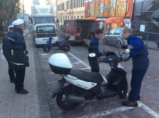 Scatta il Festival e 'spariscono' i motorini dal centro di Sanremo: fioccano multe e rimozioni per i trasgressori Scatta il Festival e 'spariscono' i motorini dal centro di Sanremo: fioccano multe e rimozioni per i trasgressori