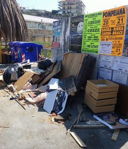 Riva Ligure: rifiuti ingombranti in zona Passi e via Pastonchi, la rabbia dei residenti e del Consigliere Balloni Riva Ligure: rifiuti ingombranti in zona Passi e via Pastonchi, la rabbia dei residenti e del Consigliere Balloni