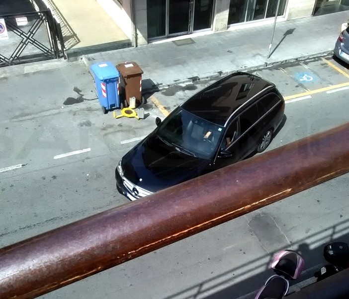 Sanremo: turista tedesco riesce a rimuovere da solo le ganasce dopo il parcheggio in divieto e fugge via, ora è ricercato (Foto)