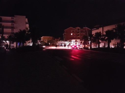 San Bartolomeo al Mare: rotonda senza luce per tutta la notte, il Sindaco &quot;Guasto subito riparato&quot; (Foto)