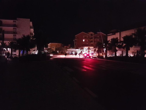 San Bartolomeo al Mare: rotonda senza luce per tutta la notte, il Sindaco "Guasto subito riparato" (Foto)