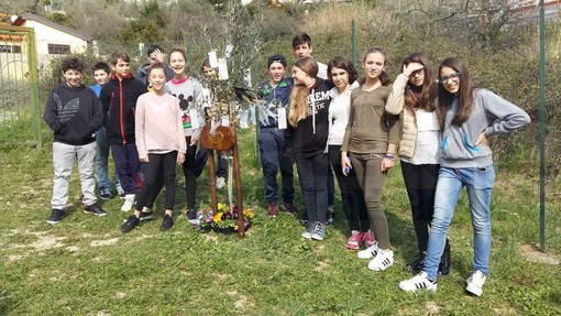 Sanremo: due giovani ulivi nel giardino della scuola di San Pietro per ricordare Luca e Don Luigi Ruschena