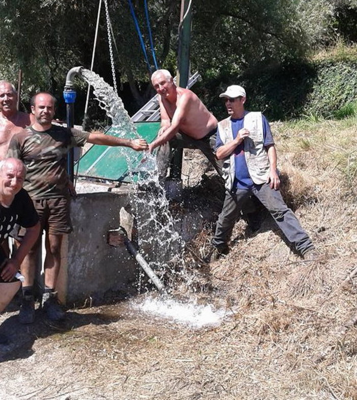 Civezza: un Sindaco 'operaio' con le mani nel fango, una squadra di volontari e l'acqua torna dai rubinetti (Foto)