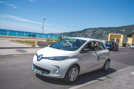 Ospedaletti: gioco con bici elettriche per i partecipanti alla 'Riviera Electric Challenge' sulla pista ciclabile (Foto) Ospedaletti: gioco con bici elettriche per i partecipanti alla 'Riviera Electric Challenge' sulla pista ciclabile (Foto)