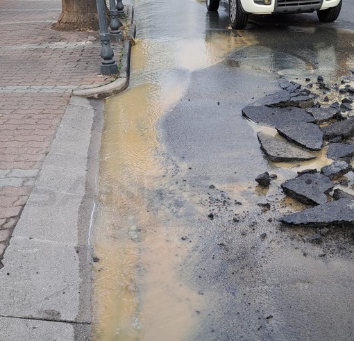 Sanremo: terminato alle 12 l'intervento di corso Marconi sulla tubazione rotta questa mattina Sanremo: terminato alle 12 l'intervento di corso Marconi sulla tubazione rotta questa mattina