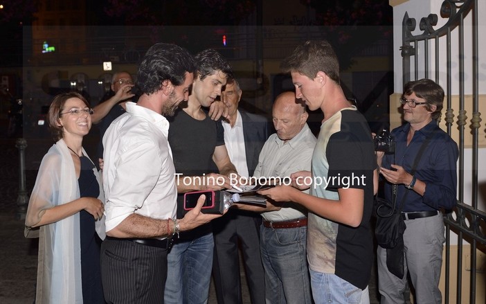 Sanremo: Teatro Ariston esaurito ieri sera per Roberto Bolle, fan a caccia di autografi nel centro città Sanremo: Teatro Ariston esaurito ieri sera per Roberto Bolle, fan a caccia di autografi nel centro città