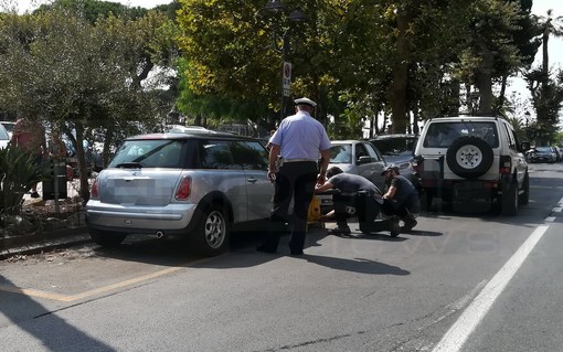 Ventimiglia: ecco le rimozioni delle auto parcheggiate nei posti riservate ai disabili (Foto)