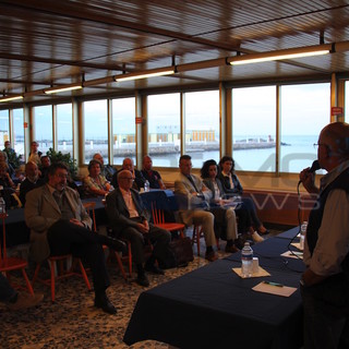 I balneari liguri in riunione a Sanremo per parlare di ‘Bolkestein’ e concessioni: “C’è una manovra per rubare il lavoro di una vita delle nostre famiglie” (foto e interviste) I balneari liguri in riunione a Sanremo per parlare di ‘Bolkestein’ e concessioni: “C’è una manovra per rubare il lavoro di una vita delle nostre famiglie” (foto e interviste)