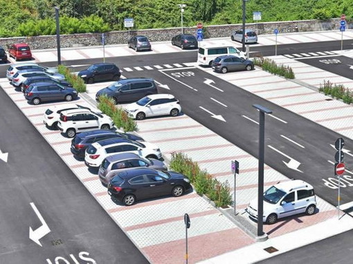 Ventimiglia: riunione di maggioranza sul futuro dei parcheggi, l'idea di navette elettriche di collegamento Ventimiglia: riunione di maggioranza sul futuro dei parcheggi, l'idea di navette elettriche di collegamento