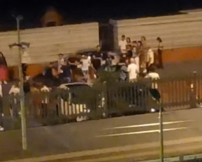 Bordighera: rissa stanotte sul lungomare Argentina, coinvolte decine di giovani. Indagini delle forze dell'ordine (Video)