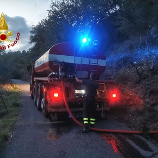 Ancora rifornimenti dei Vigili del Fuoco con l'autobotte per le zone che sono senz'acqua (Foto) Ancora rifornimenti dei Vigili del Fuoco con l'autobotte per le zone che sono senz'acqua (Foto)