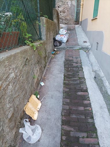 Sanremo: rifiuti abbandonati da giorni in vicolo Frantoi, lettore chiede pulizia e installazione telecamere