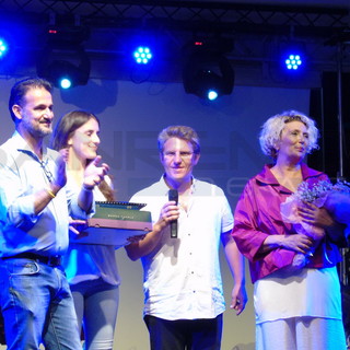 San Bartolomeo al Mare: il sindaco Valerio Urso ieri sera è salito sul palco dell'M&T Festival per premiare la strepitosa voce di Rossana Casale e trent'anni di carriera (FOTO) San Bartolomeo al Mare: il sindaco Valerio Urso ieri sera è salito sul palco dell'M&T Festival per premiare la strepitosa voce di Rossana Casale e trent'anni di carriera (FOTO)