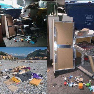 I rifiuti abbandonati in via Tenda