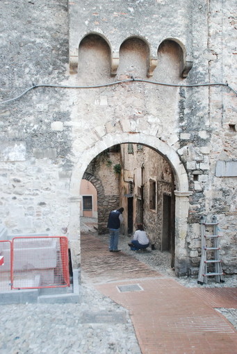 Sanremo: ristrutturata la porta di San Giuseppe nella Pigna, le 'Rive' di notte sono ora illuminate a giorno Sanremo: ristrutturata la porta di San Giuseppe nella Pigna, le 'Rive' di notte sono ora illuminate a giorno