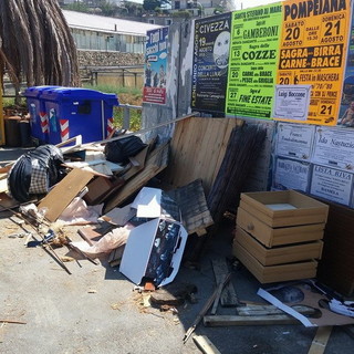 Riva Ligure: rifiuti ingombranti in zona Passi e via Pastonchi, la rabbia dei residenti e del Consigliere Balloni Riva Ligure: rifiuti ingombranti in zona Passi e via Pastonchi, la rabbia dei residenti e del Consigliere Balloni