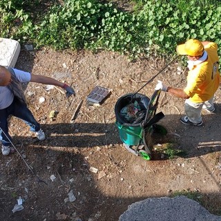 Ventimiglia: rifiuti abbandonati, volontari contro il degrado e 35 sacchi raccolti