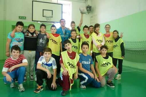 Ventimiglia: alla Scuola Media Cavour agonismo e divertimento giocando a rugby e arrivano i 'Giochi antichi e di strada'