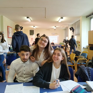 Imperia: la squadra di 'Debate' dell'istituto 'Ruffini' questa sera alle 18.20 su Rai Scuola (Dtt 146) Imperia: la squadra di 'Debate' dell'istituto 'Ruffini' questa sera alle 18.20 su Rai Scuola (Dtt 146)