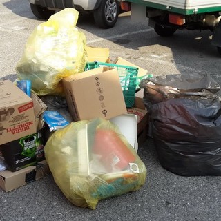 Sanremo: rifiuti abbandonati in mezzo alla strada in frazione Poggio, le lamentele dei residenti Sanremo: rifiuti abbandonati in mezzo alla strada in frazione Poggio, le lamentele dei residenti