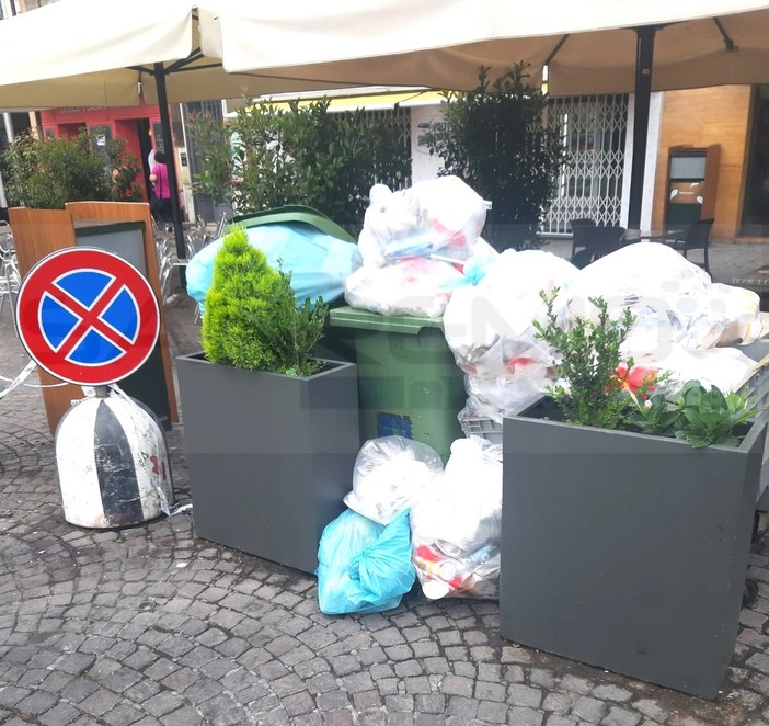 Sanremo: ore 9, in piazza Colombo una 'catasta' di rifiuti. Non un bello spettacolo a vedersi (Foto)