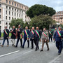 Ventimiglia all’Adunata Nazionale degli Alpini di Genova: il sindaco Flavio Di Muro accanto alla delegazione ANA